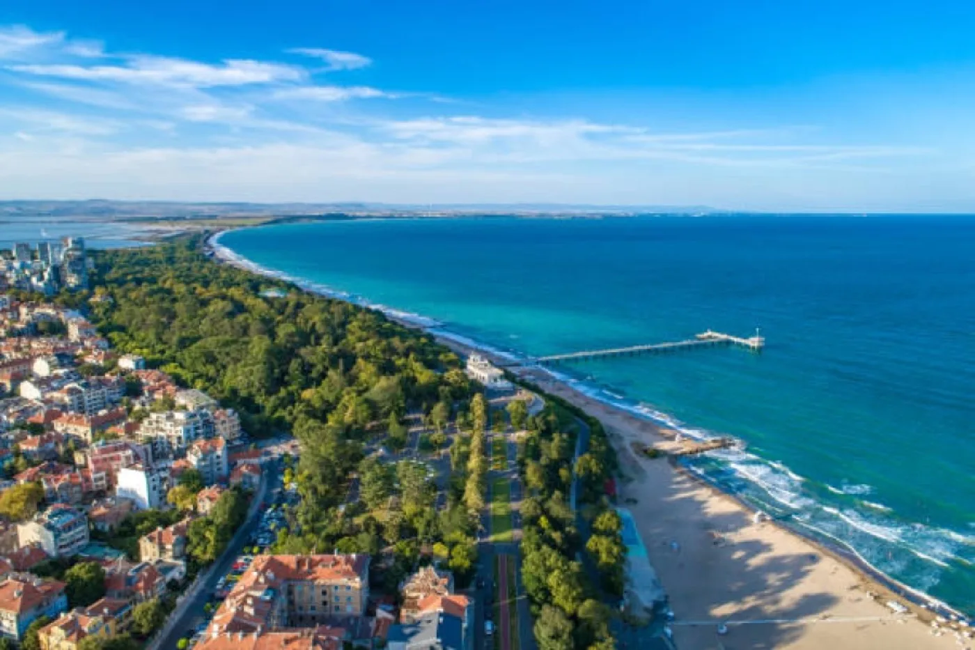 Burgaz Deniz Bahçesi ve sahil şeridinin panoramik görünümü